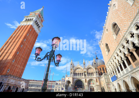 Traditionellen Laterne unter berühmten Campanile, Markusplatz Basilika und der Doge Palast am Piazza San Marco in Venedig, Italien. Stockfoto