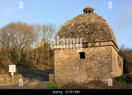 17. Jahrhundert Taubenschlag mit Kuppel von Mautstraße zum Trwyn Du bei Penmon Priory auf Isle of Anglesey, North Wales, UK, Großbritannien Stockfoto