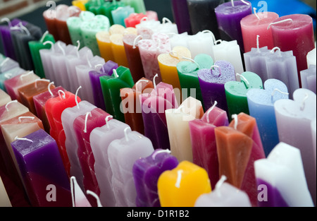 Viele verschiedene farbige Kerzen hintereinander Stockfoto