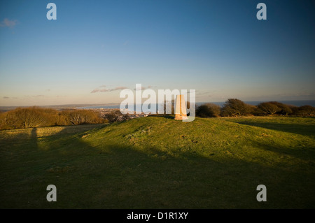 Bronzezeit runden Barrow und trigonometrischen Punkt auf der South Downs Way in der Nähe von Eastbourne, East Sussex, UK Stockfoto