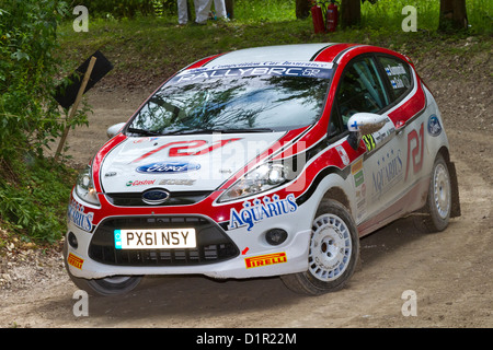 2011 Ford Fiesta R2 mit der Rallye Fahrer Jussi Kumpumaki Stufe auf die 2012 Goodwood Festival of Speed, Sussex, UK. Stockfoto