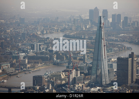 Luftbild zeigt die Skyline von London mit dem Shard und Canary Wharf im Hintergrund Stockfoto