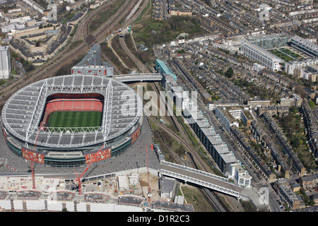 Luftaufnahme von The Emirates Stadium in Bezug auf das alte HIghbury-Stadion Stockfoto