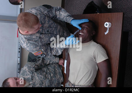 SPC. Christopher Laboy, der lehrt ursprünglich aus Cleveland, Ohio, dienen als combat Medic, 1. Bataillon, 38. Feldartillerie-Regiment, 210. Brände Bde., zugeordnet der Klasse eine Nasen-Rachen Atemwege auf Pv2 Marcus Aubourg, 19, einfügen, der ursprünglich aus Jersey City, NJ, serviert mit Akku Alpha, 6. Bataillon, 37. Field Artillery Regiment während der Lebensretter Zertifizierung Kampftraining oder CLS im Camp Hovey Education Center am 2. Jan. in Südkorea. (Foto von 210. Brände Bde. Öffentlichen Angelegenheiten NCO Staff Sgt Carlos R. Davis). Stockfoto