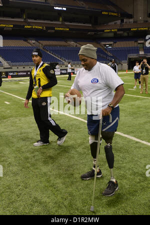 US Air Force Master Sgt. Vincent Pacely (rechts) bereitet sich auf die Teilnahme am werfenden Wettbewerbs eine Fußball-Herausforderung mit Highschool-Football-Spieler an der Alamodome in San Antonio 2. Januar 2013. Die Nachwuchsathleten nehmen an der US-Armee All-American Bowl, voraussichtlich Jan. 5 gehalten werden, und die besten Highschool-Athleten aus in der gesamten Nation zu vertreten. Pacely, Cassopolis, Michigan, native und anderen verwundeten Krieger teamed oben mit den Nachwuchsathleten für Fußball-Herausforderungen, darunter Stechkahn fahren, tretend und werfen. Die Armee war Gastgeber der All-American Bowl in San Antonio Stockfoto