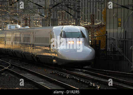 Der Shinkansen 700 Serie nähert sich Bahnhof Tokio Japan Stockfoto