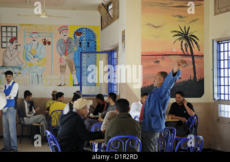 Südlich von Tunesien, El Hamma Leute in einer Kaffeebar Stockfoto