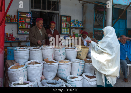 Südlich von Tunesien, El Hamma Leute auf dem Markt Stockfoto