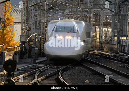 Der Shinkansen 700 Serie nähert sich Bahnhof Tokio Japan Stockfoto