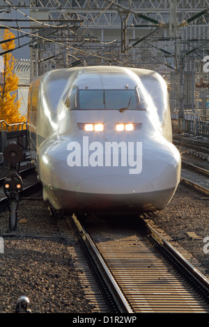 Der Shinkansen 700 Serie nähert sich Bahnhof Tokio Japan Stockfoto