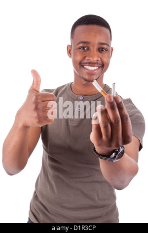 Afrikanische amerikanische Jüngling zeigt eine gebrochene Zigarette, isoliert auf weißem Hintergrund Stockfoto