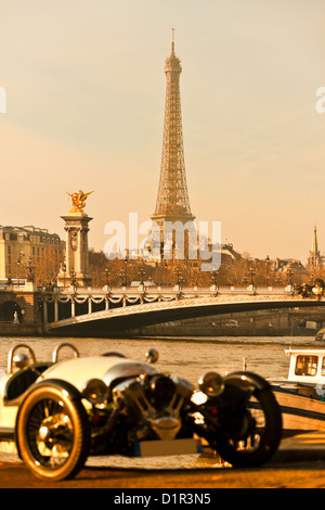 Vintage Bild des Eiffelturms mit alten Auto im Vordergrund, Paris. Stockfoto