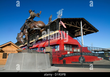 Bucking Horse Bronzestatue im Centennial Plaza in Pendleton, Oregon, USA. Stockfoto