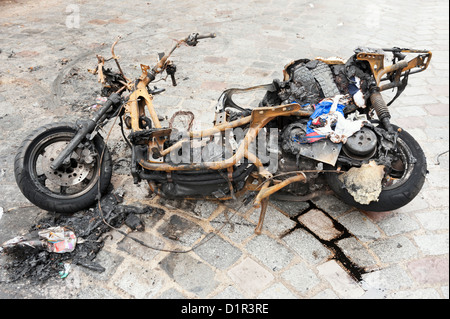 Paris, Frankreich: Szene nach Motorrad-Brand in Paris. Eine Reihe von geparkten Fahrzeuge zerstört in diesem Vorfall Stockfoto