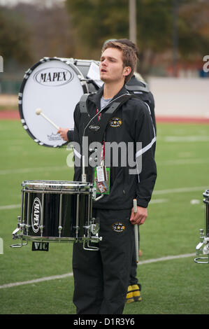 Die US Army All-American Marching Band übt Drill- und musikalische Routinen in Vorbereitung auf den All-American Bowl am 5. Januar. Die Band besteht aus Top-Studenten aus dem ganzen Land, die herausragende Musik und Disziplin repräsentieren. Stockfoto
