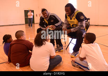 Michael Hutchings, West Team Linebacker und Torrodney Prevot, West Team defensive Lineman, lesen Kinder aus SA Jugend in St. Paul United Methodist Church in San Antonio am 2. Januar. SA Jugend arbeitet an der Entwicklung von Charakter, Kraft, Talente und Fähigkeiten für risikoreiche städtischen Jugend in San Antonio. Jedes Jahr wählen der US-Armee All-American Bowl der Nation Top-High-School-Football-Spieler in die Bowl-Spiel am 5. Januar für Kick-off in der Alamodome geplant antreten. (Foto: US Army Reserve SGT Andrew Valles, 205. Public Affairs Operations Center) (130102-A-8284V-186) Stockfoto