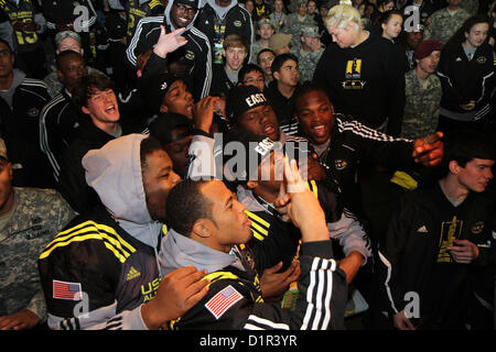 US Army All-American Athleten des East Teams feuern ihre Teamkollegen während der All-American Soldier Hero Challenge in Sunset Station, San Antonio, Texas, am 2. Januar 2013 an. mit Wettkämpfen bei körperlichen Herausforderungen. Stockfoto