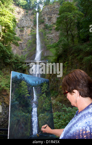 Künstler malen Multnomah Falls befindet sich auf dem Historic Columbia River Highway in der Nähe von Troutdale, Oregon, USA. HERR Stockfoto