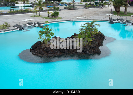 Schwimmbad mit blauem Wasser und Felsen Stockfoto