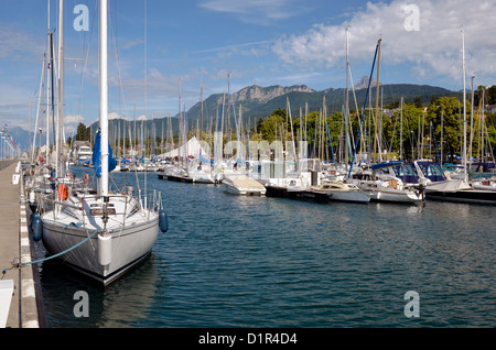 Hafen von Evian-Les-Bains am Ufer des Genfer Sees im Osten Frankreichs, Gemeinde im Département Haute-Savoie in der Rhône-Al Stockfoto