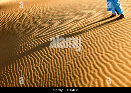 Marokko, M' Hamid, Erg Chigaga Dünen. Wüste Sahara. Rippelmarken Detail. Lokalen Berber-Mann Stockfoto
