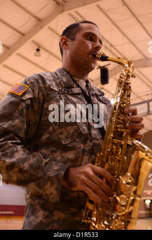 Sgt. 1st Class Brian Sacawa demonstriert ein Musikstück für die US Army All-American Band während einer Probe im Benson Stadium in San Antonio, Texas, am 2. Januar 2013. Die All-American Band tritt im All-American Bowl der US Army auf und zeigt talentierte High-School-Musiker. Stockfoto