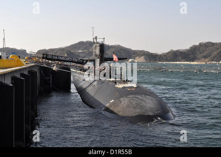 Die Los-Angeles-Klasse u-Boot USS San Francisco (SSN-711) liegt bei Flotte Aktivitäten Yokosuka 3. Januar 2013 während der Bereitstellung auf den westlichen pazifischen Raum.  (Foto: U.S. Navy Mass Communication Specialist 1. Klasse David Mercil) Stockfoto