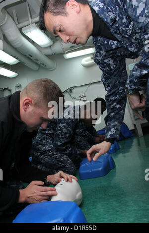 Hospital Corpsman 2. Klasse Emil Agas aus Chicago führt eine CPR-Training-Klasse an Bord des Flugzeugträgers USS George Washington (CVN-73) 3. Januar 2013. George Washington und seine eingeschifften Geschwader Carrier Air Wing (CVW) 5, bieten eine kampfbereit Kraft, die schützt und verteidigt das kollektive maritimen Interesse der USA und ihrer Verbündeten und Partner in der Region Asien-Pazifik. (Foto: U.S. Navy Masse Kommunikation Spezialist Petty Officer Second Class Jacob I. Allison) Stockfoto