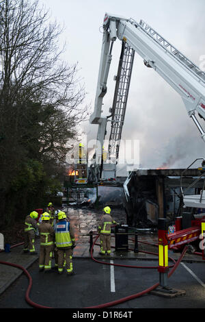 Laindon, Basildon, Essex. Vier Geschäfte wurden dem Erdboden gleichgemacht, nachdem ein Feuer ein Chinese Take-away-Parade bekannt als Dreieck-Geschäften begonnen. Es wird vermutet, dass das Feuer in einem Schlot begann und Griff auf die ganze Parade, die drei anderen Unternehmen zu zerstören. Die anderen Geschäfte waren ein Friseur, ein Postamt und einen kleinen Supermarkt. Es ist nicht bekannt, keine Verletzungen verursacht haben. Stockfoto