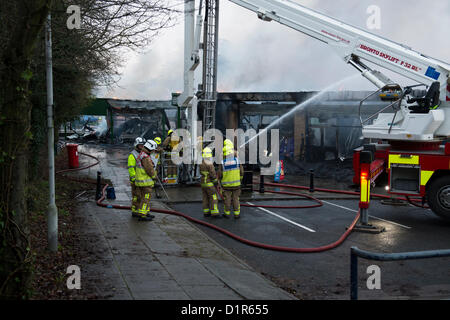 Laindon, Basildon, Essex. Vier Geschäfte wurden dem Erdboden gleichgemacht, nachdem ein Feuer ein Chinese Take-away-Parade bekannt als Dreieck-Geschäften begonnen. Es wird vermutet, dass das Feuer in einem Schlot begann und Griff auf die ganze Parade, die drei anderen Unternehmen zu zerstören. Die anderen Geschäfte waren ein Friseur, ein Postamt und einen kleinen Supermarkt. Es ist nicht bekannt, keine Verletzungen verursacht haben. Stockfoto