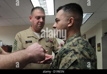 Gunnery Sergeant Roque Palmerinvega, richtig, erhält neue Gunnery Sergeant Sparren am Kragen auf von Personal-Sergeant, Gunnery Sergeant während einer Zeremonie im Hauptquartier der Marine Corps Recruiting Station Phoenix in Phoenix, 2. Januar 2013 gefördert. Palmerinvega, gebürtig aus Myton, Utah, und ein leicht gepanzertes Fahrzeug Crewman durch Handel, ist seit April 2010 einen Personalvermittler im Großraum Phoenix. "Es ist eine große Sache und erfordert einen viel weiteren Sinne der Führung," Maj Steven M. Ford, Kommandierender Offizier der R.S. Phoenix, sagte der Palmerinvegas Förderung. "Es ist eine Quintessenz Rang innerhalb von t Stockfoto