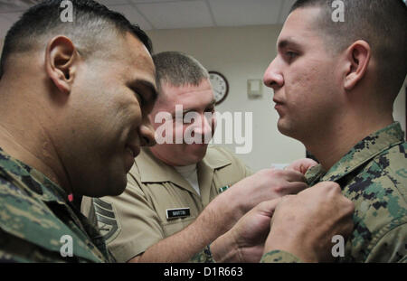 Staff-Sergeant Hector E. Orozco erhält während seiner verdienstvollen Beförderungszeremonie am 2. Januar 2013 vom Sergeant zum Staff-Sergeant im Hauptquartier der Marinekorps-Rekrutierungsstation Phoenix neue Chevrons. Stockfoto