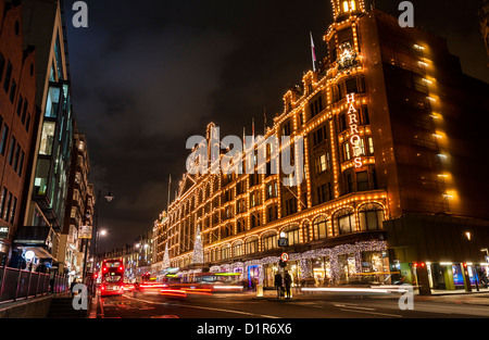 London: Weihnachtsdekoration von Harrods in London Stockfoto