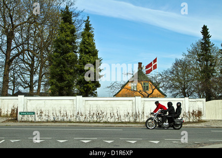 Entlang der dänischen "Strandvej" ein Äquivalent von der Côte d ' Azur, nördlich von Kopenhagen. Verkehr in der Stadt mit vedbaek Stockfoto