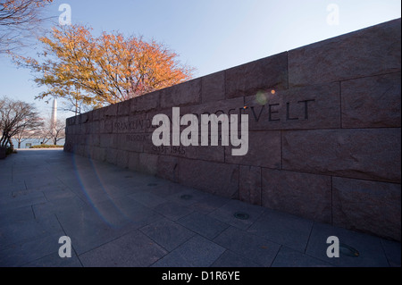 Franklin Delano Roosevelt Memorial, West Potomac Park, Washington DC, USA mit dem Washington Monument in der Ferne Stockfoto