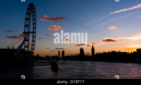 London: Sonnenuntergang des London Eye und Westminster von Damm-Brücke Stockfoto