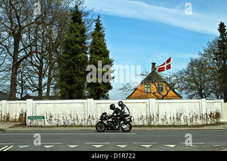 Entlang der dänischen "Strandvej" ein Äquivalent von der Côte d ' Azur, nördlich von Kopenhagen. Verkehr in der Stadt mit vedbaek Stockfoto