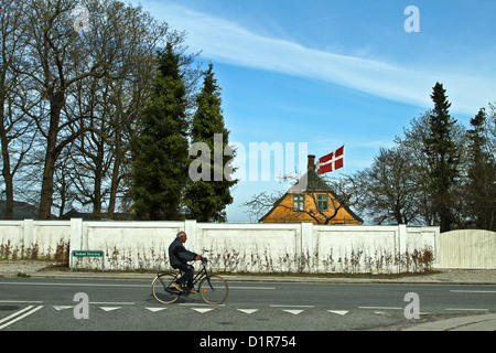 Entlang der dänischen "Strandvej" ein Äquivalent von der Côte d ' Azur, nördlich von Kopenhagen. Verkehr in der Stadt mit vedbaek Stockfoto