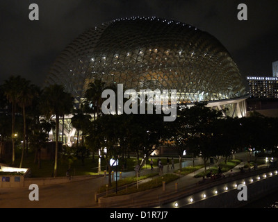 Esplanade - Theatres on the Bay ist ein Zentrum für darstellende Kunst in Singapur.  Das Gebäude ähnelt die aktuelle Frucht Durian. Stockfoto