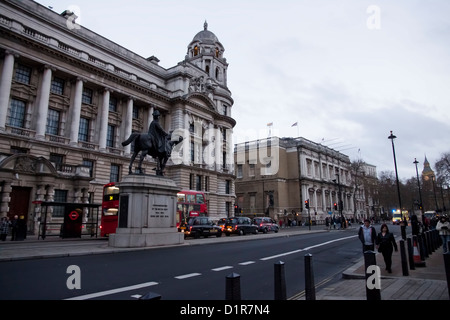 Statue von Prinz George, Herzog von Cambridge in der Whitehall Street, Central London, Vereinigtes Königreich Stockfoto