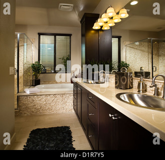 Doppelwaschbecken im master-Bad; Aliso Viejo; Kalifornien; USA Stockfoto