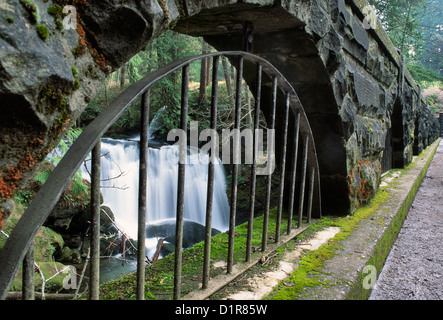 Brücke und Wasserfall Stockfoto