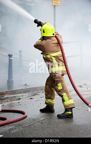 Laindon, Basildon, Essex, 3. Januar 2013. Vier Geschäfte in einer Parade, bekannt als die Dreieck-Geschäfte wurden bei einem schweren Brand zerstört, die geglaubt wurde, um durch eine elektrische Störung in einem Schlot verursacht worden sein.  Fish &amp; Chips-Shop, der Chinese zum mitnehmen, die Friseure und der McColl-Convenience-Store wurden völlig zerstört. Vier Pumpen der Essex Feuerwehr bekämpft das Feuer. Es wird vermutet, dass niemand verletzt wurde. Stockfoto