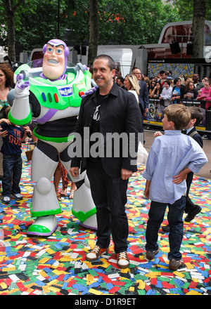 Buzz Lightyear und Regisseur Lee Unkrich besucht die Uk Premiere von Toy Story 3 in The Empire Leicester Square, London, 18. Juli 2010. Bild von Julie Edwards. Stockfoto