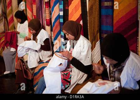 Marokko, Ouarzazate, Frauen machen Stickerei. Stockfoto