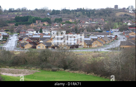 Nachlass von kommunalen flaches Gehäuse, ausgestattet mit Sonnenkollektoren, in Newport, South Wales, UK. Januar 2013 Stockfoto