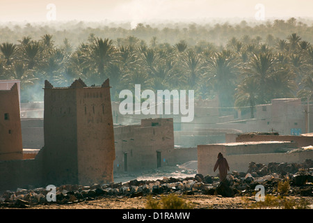 Marokko, in der Nähe von Zagora, Kasbah Ziwane in der Nähe von Hotel Dar El Hiba. Sonnenaufgang über Oase und Palmen. Kasbah und Ksar. Stockfoto