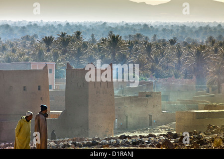 Marokko, in der Nähe von Zagora, Kasbah Ziwane in der Nähe von Hotel Dar El Hiba. Sonnenaufgang über Oase und Palmen. Kasbah und Ksar. Stockfoto