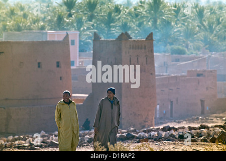 Marokko, in der Nähe von Zagora, Kasbah Ziwane in der Nähe von Hotel Dar El Hiba. Sonnenaufgang über Oase und Palmen. Kasbah und Ksar. Stockfoto