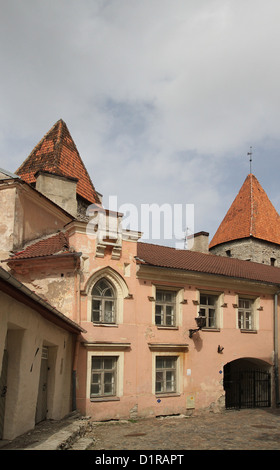 Gepflasterte Straße mit Stadtwache Türme im Hintergrund in der Nähe von Gumnaasiumi in der Altstadt von Tallinn Estland. Stockfoto